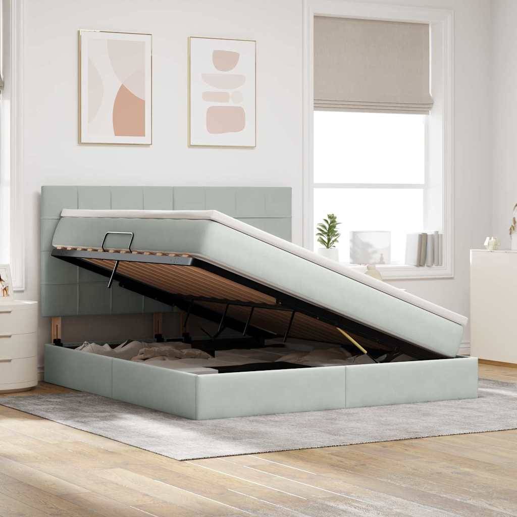Ein modernes Schlafzimmer zeigt ein hellgraues gepolstertes Bett mit einem hydraulischen Lift, der Stauraum unter dem Bett offenbart, vor einer weich getönten Dekoration.