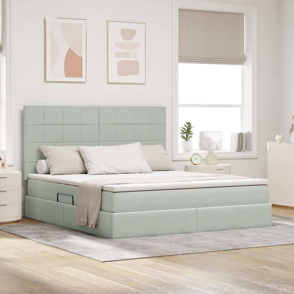 Ein modernes Schlafzimmer mit einem hellgrauen Plattformbett, weißen Kissen und einer Decke auf einem grauen Teppich. Zwei abstrakte Kunstwerke hängen über dem Bett.
