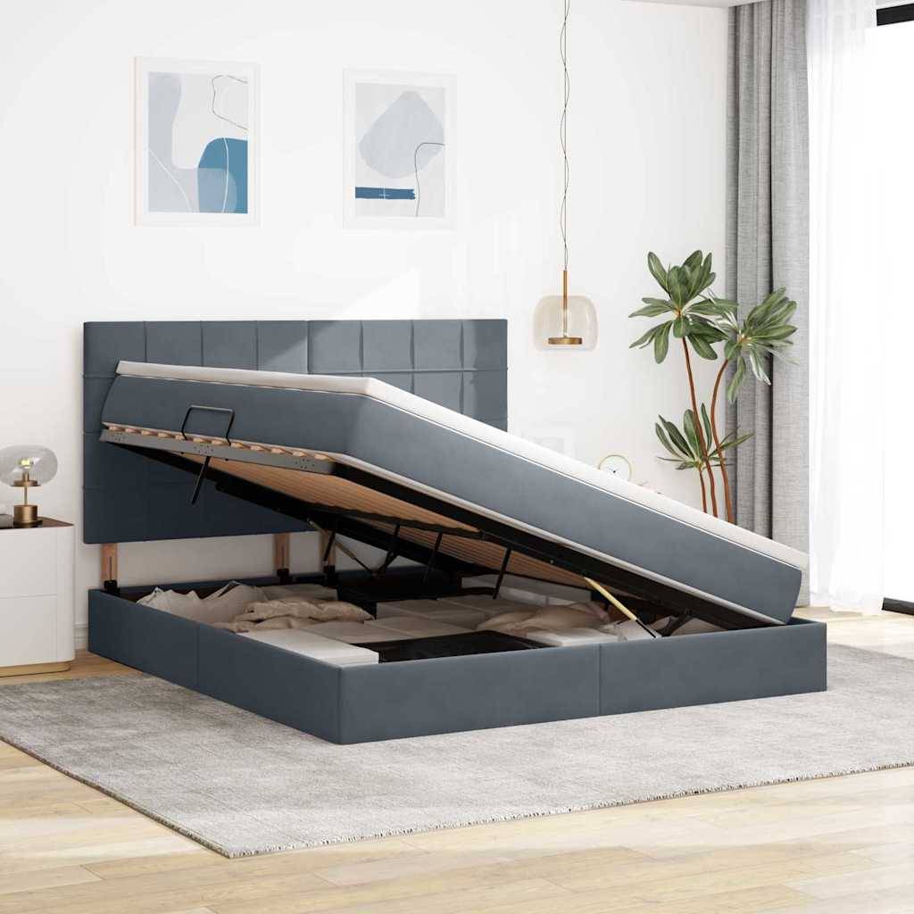 Ein modernes Schlafzimmer zeigt ein graues Stauraumbett mit einer hochklappbaren Matratze, die reichlich Platz darunter offenbart. Kunstwerke und Pflanzen verschönern die Dekoration.