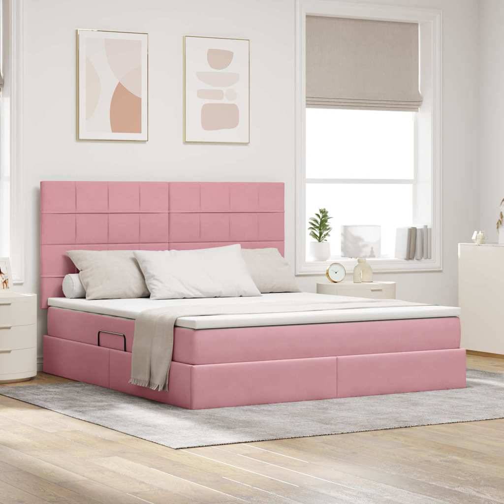 Ein modernes Schlafzimmer mit einem rosa gepolsterten Bett, weißen Betttüchern und abstrakter Kunst an der Wand. Natürliches Licht fällt durch zwei Fenster herein.