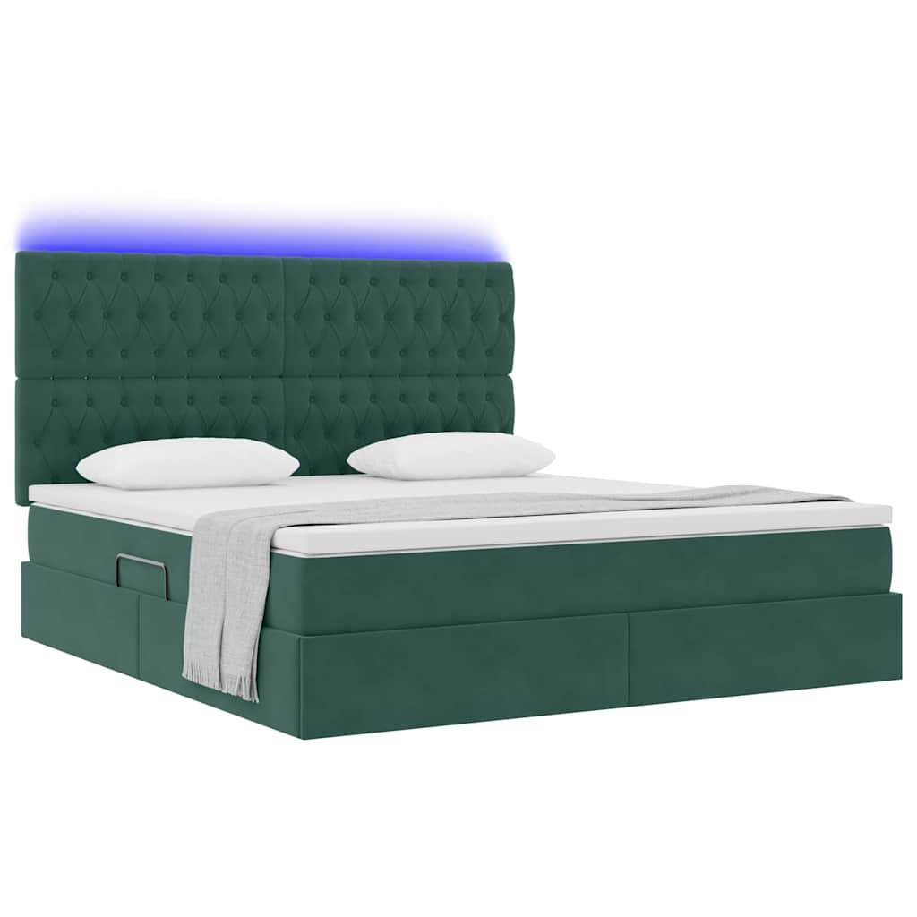 Ein modernes Bett mit grünem Polster, getufteter Kopfstütze und eingebauten Schubladen darunter, beleuchtet durch weiches blaues Licht von oben.