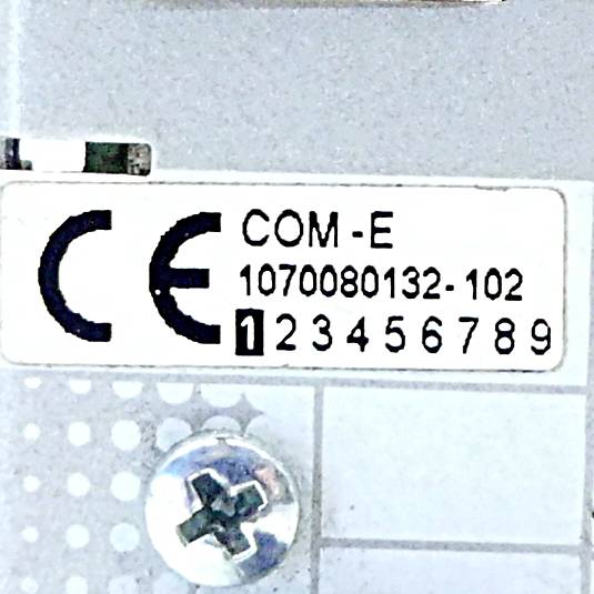 Etikett mit 'CE COM-E 1070080132-102', Zahlen von 1 bis 9 und einer Schraube