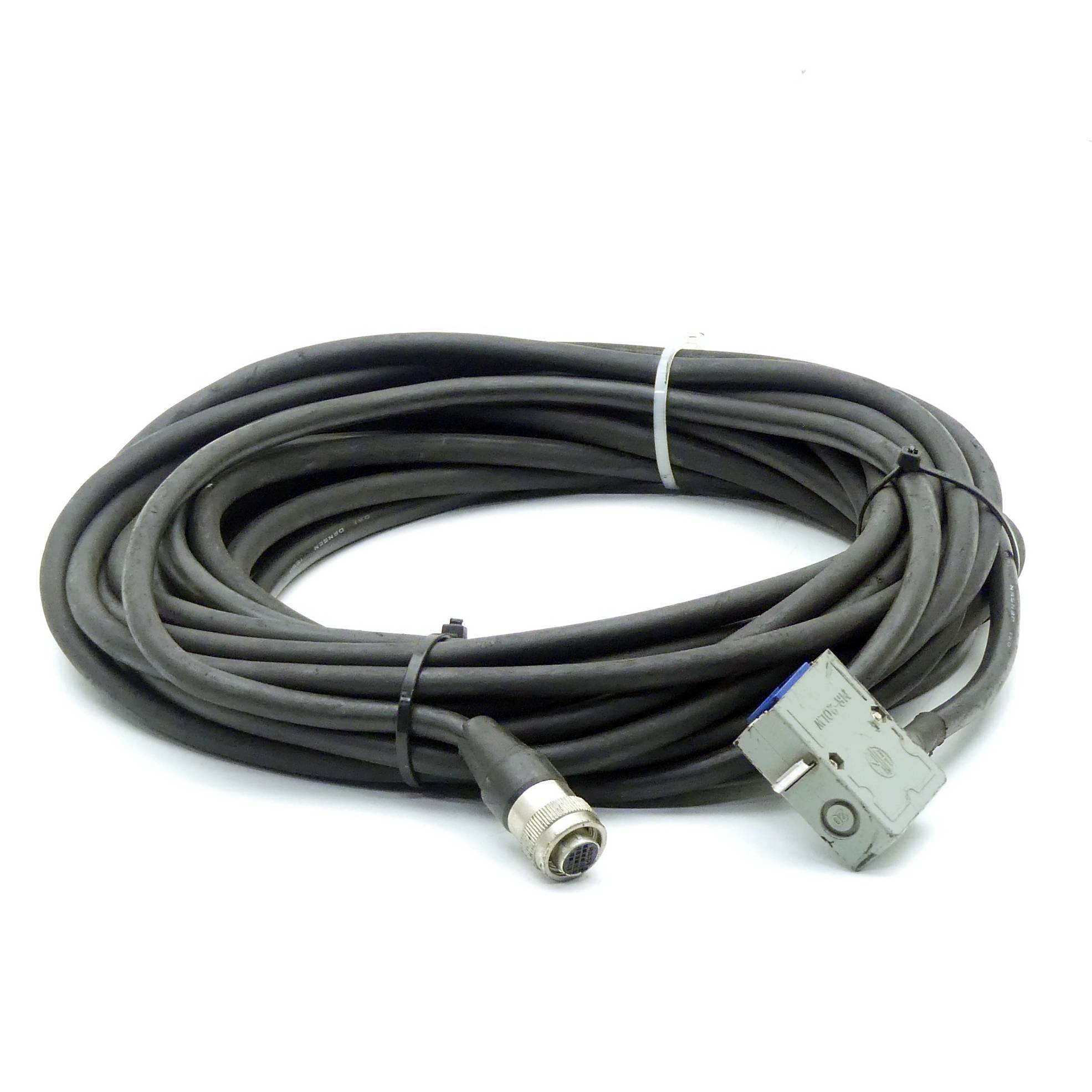 Ein gewickeltes industrielles Kabel mit Anschlüssen an beiden Enden, entwickelt für Spezialausrüstung oder Maschinen, vor einem schlichten Hintergrund dargestellt.