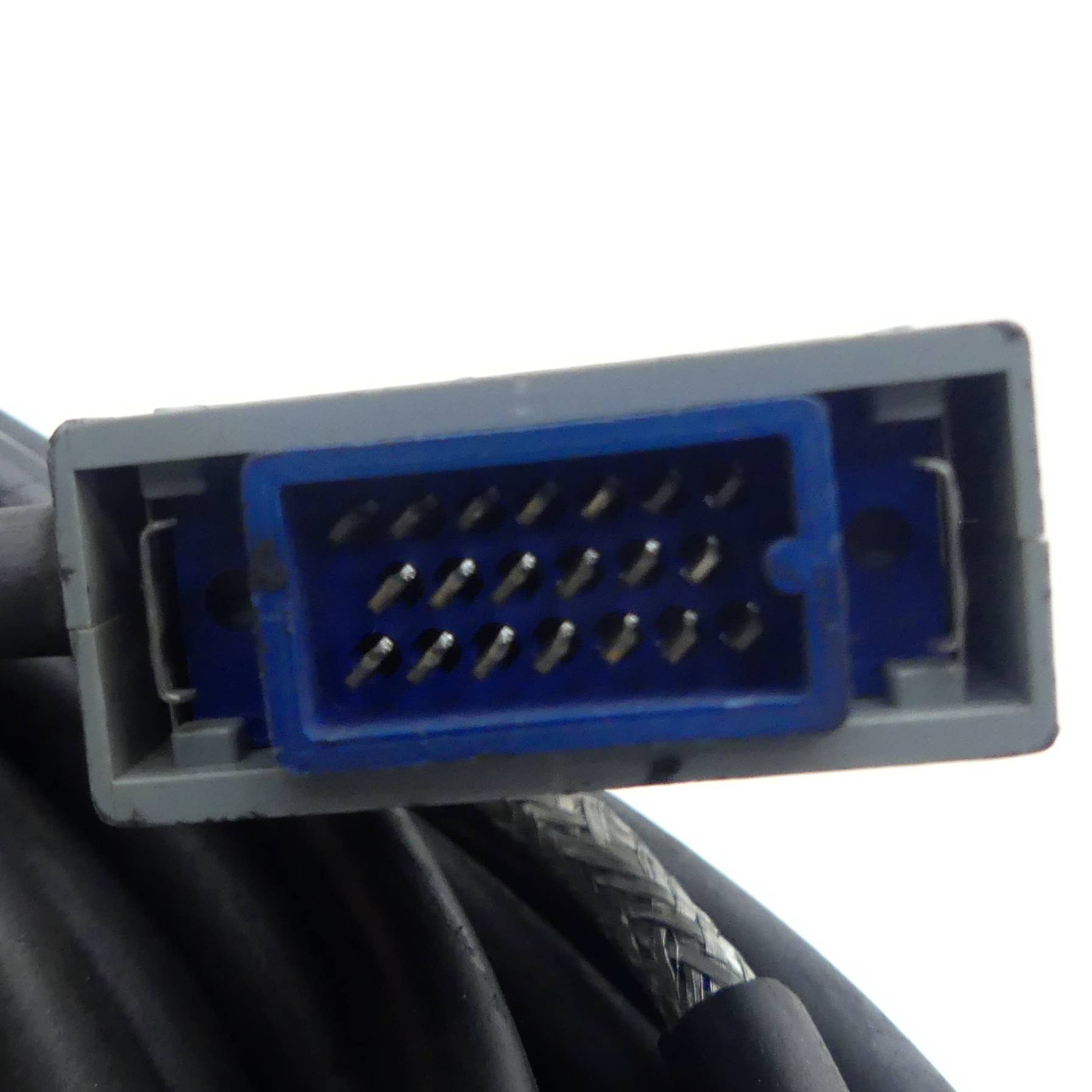 Eine Nahaufnahme eines blauen VGA-Anschlusses mit 15 Pins, der an ein dickes schwarzes Kabel angeschlossen ist und für Videoanzeige-Verbindungen verwendet wird.