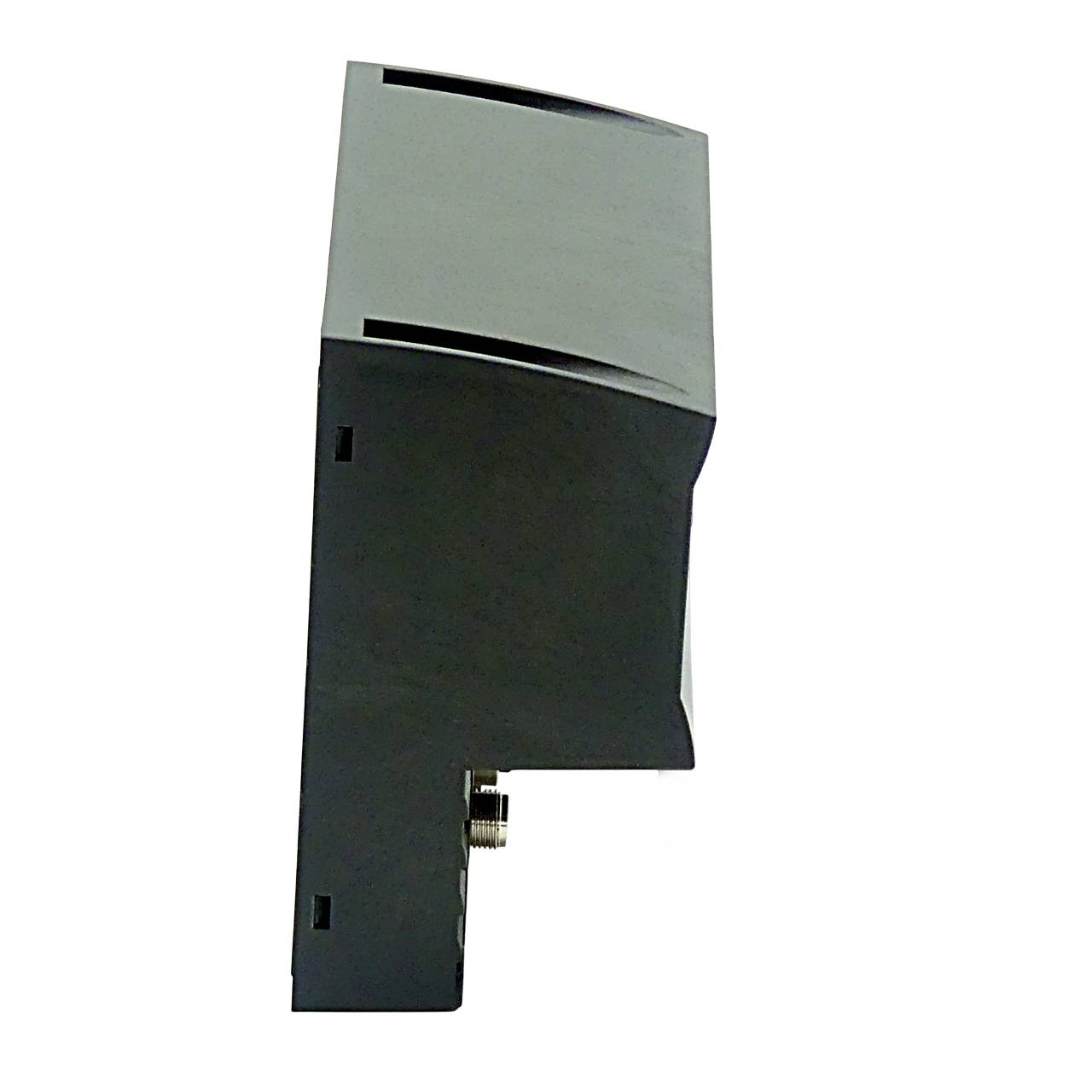 Eine schwarze und graue Kunststoffkomponente mit rechteckiger Form und verschiedenen Schlitzen, von der Seite betrachtet.