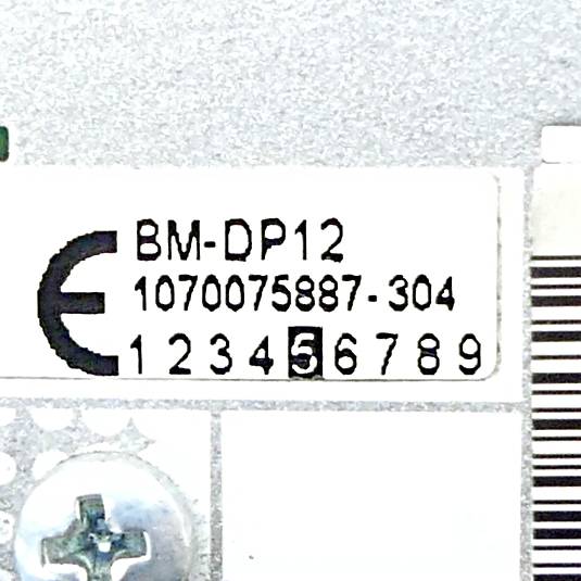 Eine Metalloberfläche mit einer Kennzeichnung, die eine 'CE'-Markierung, die Produktkennnummer 'BM-DP512-304' und eine Zahlenfolge '0123456789' zeigt.
