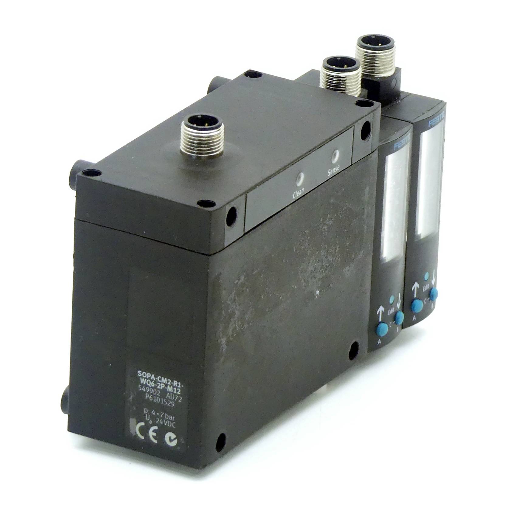 Schwarzes modulares pneumatisches Ventilsystem mit zwei zylindrischen Anschlüssen oben, mit Bedienungsetiketten und blauen Pfeinindikatoren.