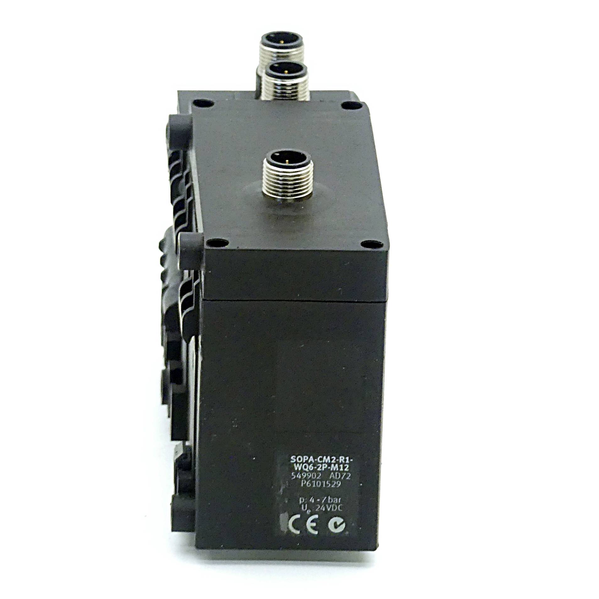Ein schwarzes elektronisches Gerät mit Anschlüssen oben, beschriftet mit technischen Spezifikationen.