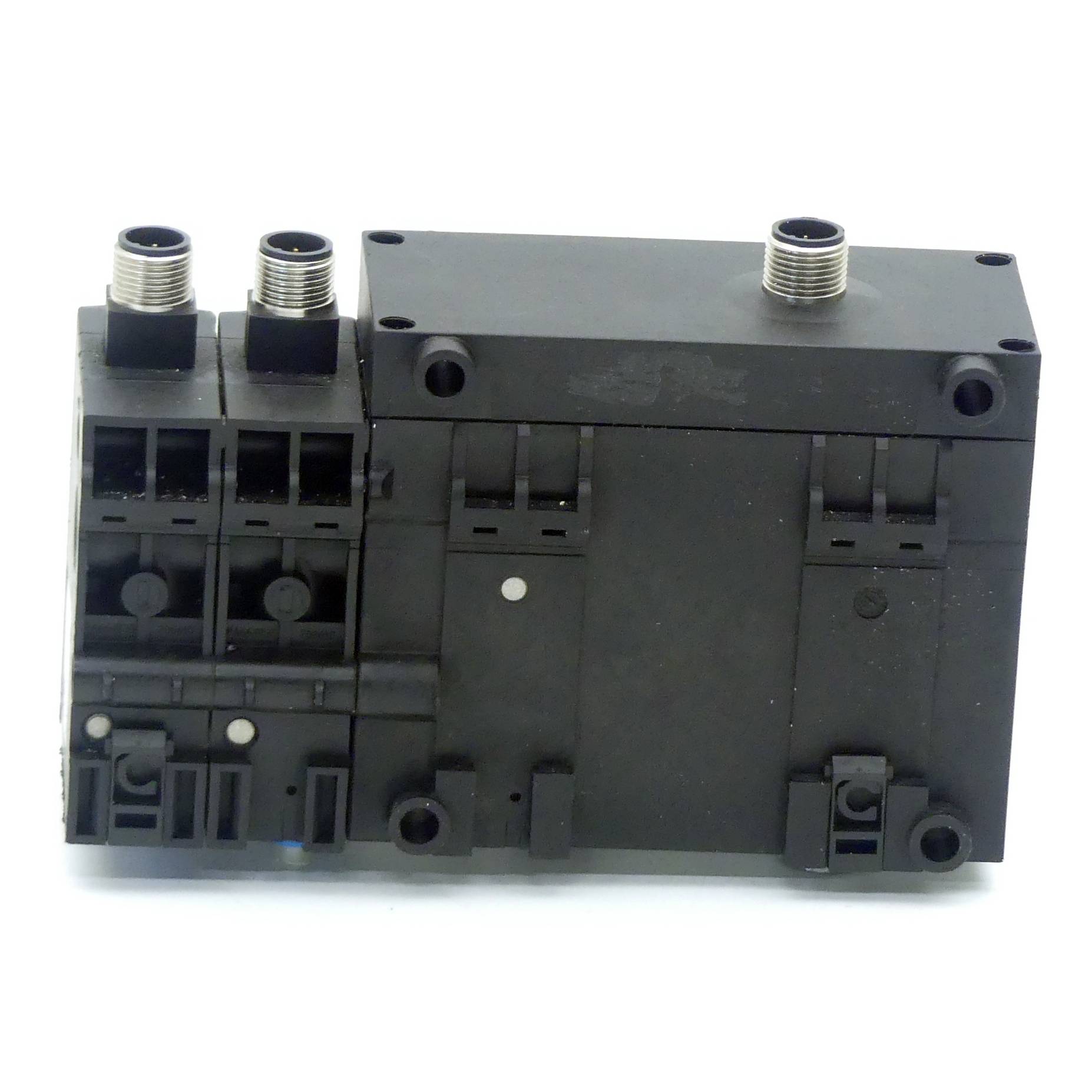 Ein schwarzer elektrischer Sicherungsautomat mit zwei Metallkonnektoren und mehreren Schaltern, der zur Steuerung und zum Schutz von elektrischen Stromkreisen verwendet wird.