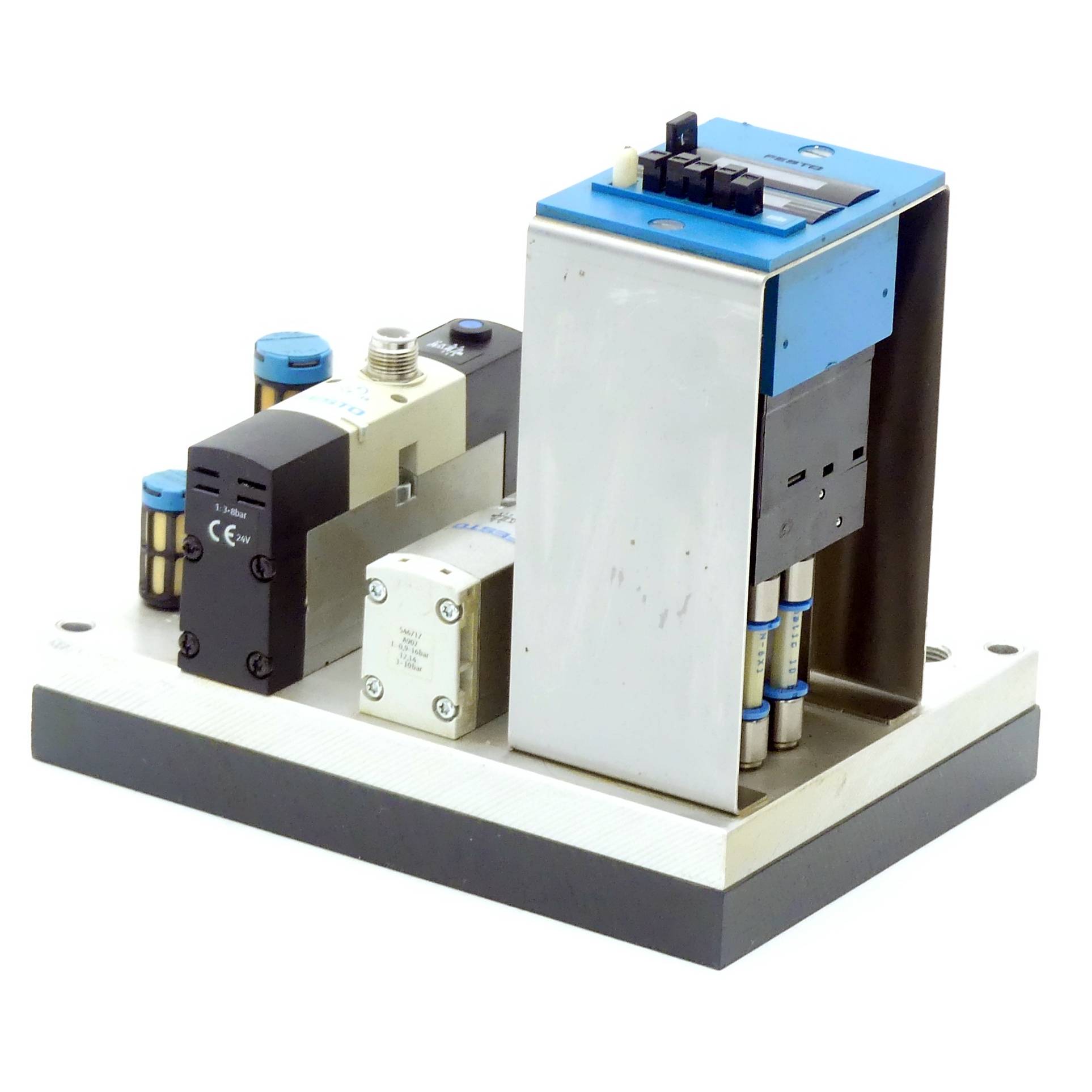 Ein pneumatisches Steuerungssystem mit mehreren Ventilen und Komponenten auf einer Metallbasis, mit blauen und schwarzen Abschnitten, verwendet für Automatisierung.