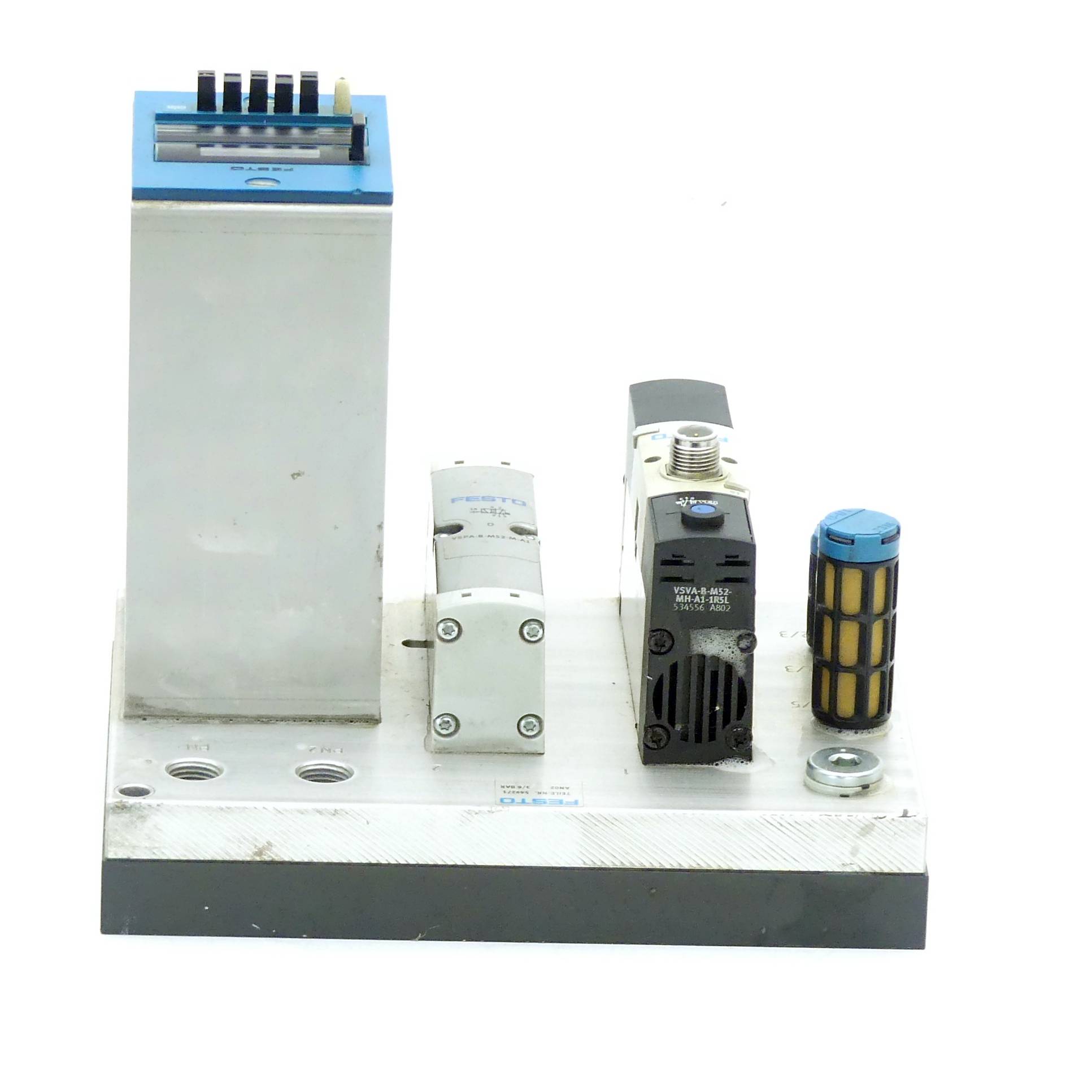 Ein Satz industrieller Ventile und Filter, die auf einer Metallbasis montiert sind, in verschiedenen Größen und Formen angeordnet, zur Steuerung von Fluidensystemen.
