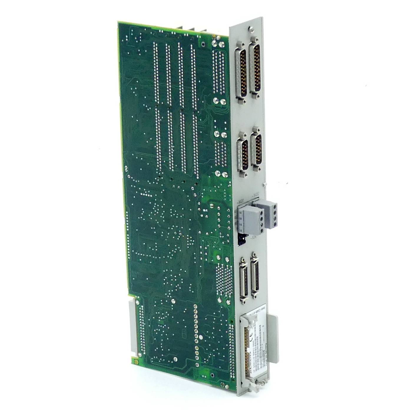 Eine grüne Leiterplatte mit verschiedenen elektronischen Anschlüssen und Ports an einer Metallkante, die typischerweise in elektronischen Geräten oder Computern verwendet wird.