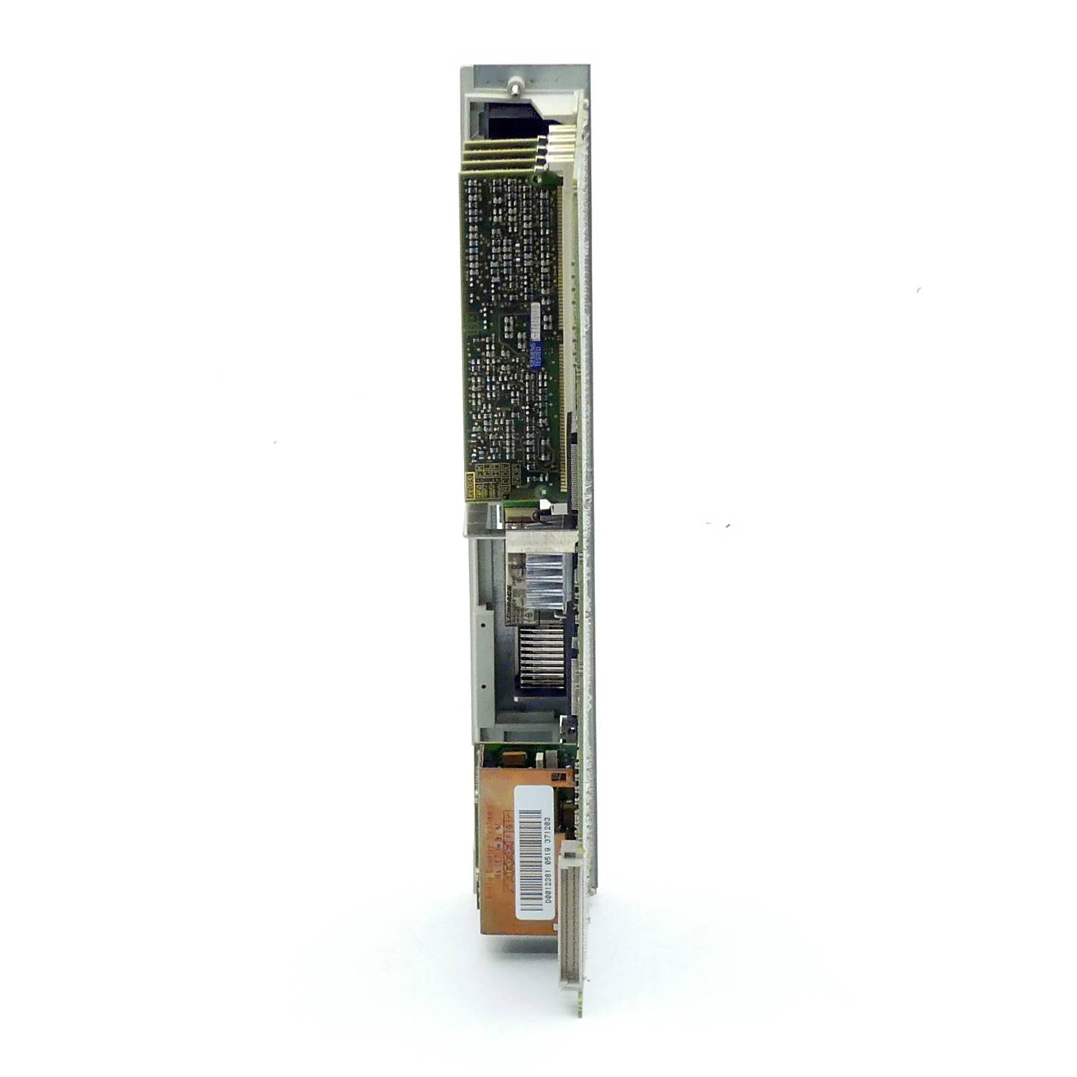 Eine vertikale Ansicht einer schlanken elektronischen Leiterplatte mit verschiedenen Komponenten und Anschlüssen auf einem weißen Hintergrund.