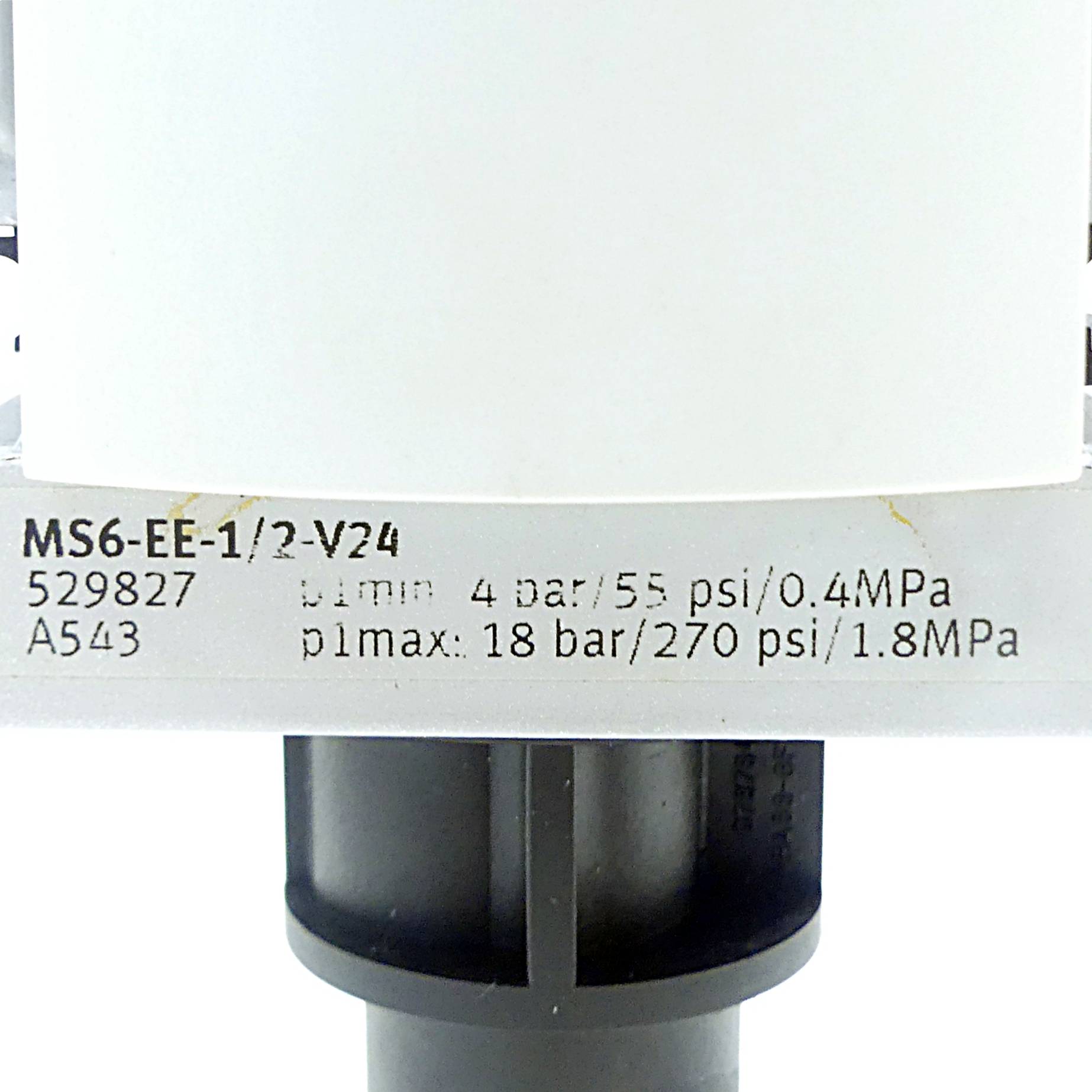 Beschriftung auf einem Gerät liest 'MS6-EE-1/2-V24', 'A5287', und 'p1max: 18 bar/55 psi/1,8 MPa', 'p2max: 4 bar/57 psi/0,4 MPa'.