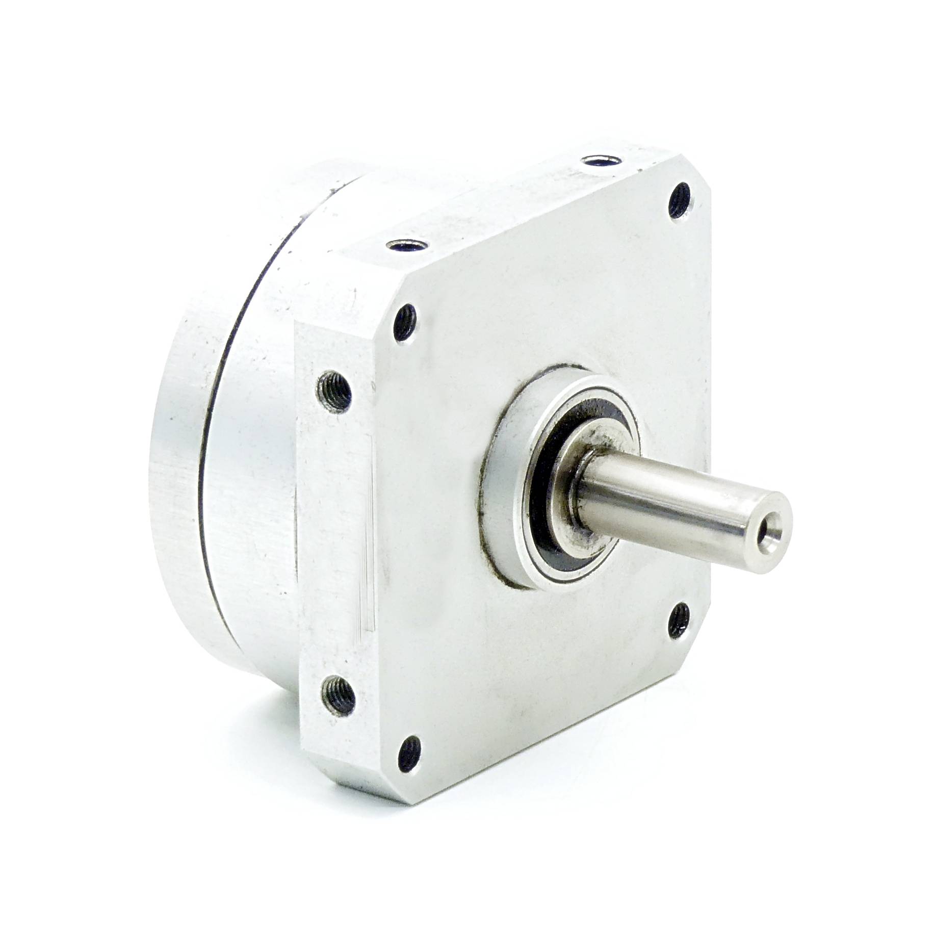 Ein metallischer Schrittmotor mit einer zylindrischen Welle, die aus einer quadratischen Basis hervorsteht und mehrere gleichmäßig verteilte Löcher an den Ecken aufweist.
