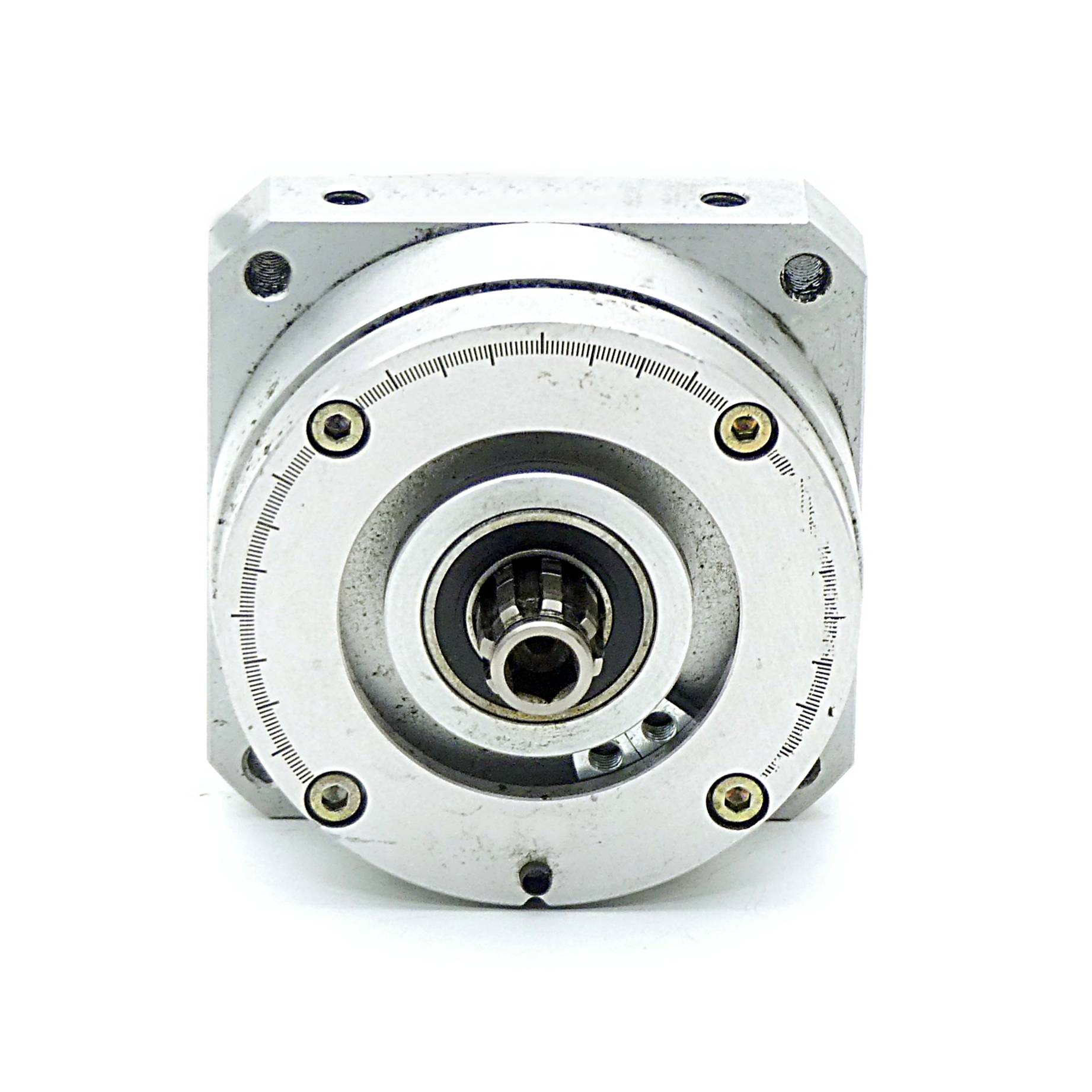Eine metallene mechanische Komponente mit kreisförmigen Zahnrädern und Messmarkierungen, die in Maschinen verwendet wird, von vorne betrachtet.