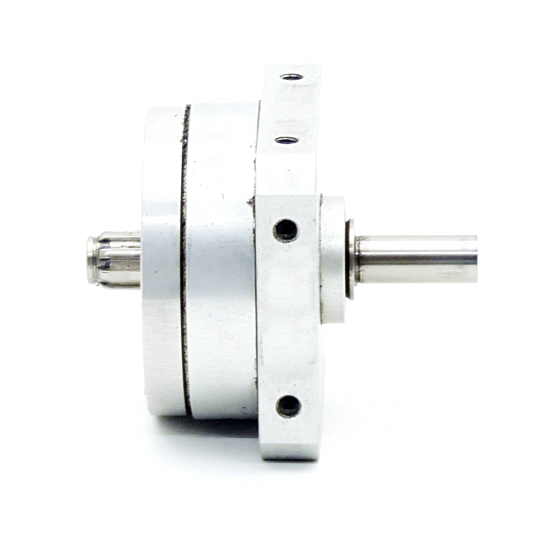 Eine zylindrische metallische Komponente mit einer zentralen Achse, die mehrere Bohrlöcher aufweist und häufig in mechanischen Baugruppen zum Einsatz kommt.