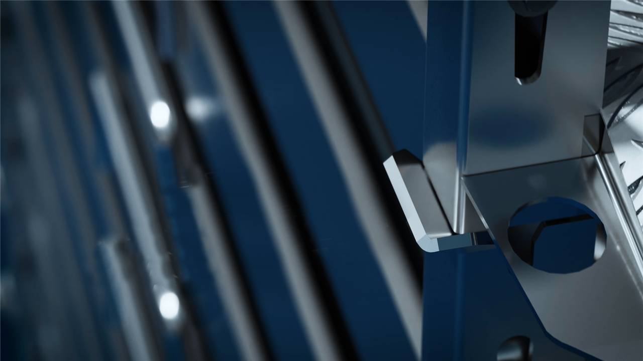 Nahaufnahme eines blauen Metallschranktgriffs, der glatte Linien und modernes Design zeigt.