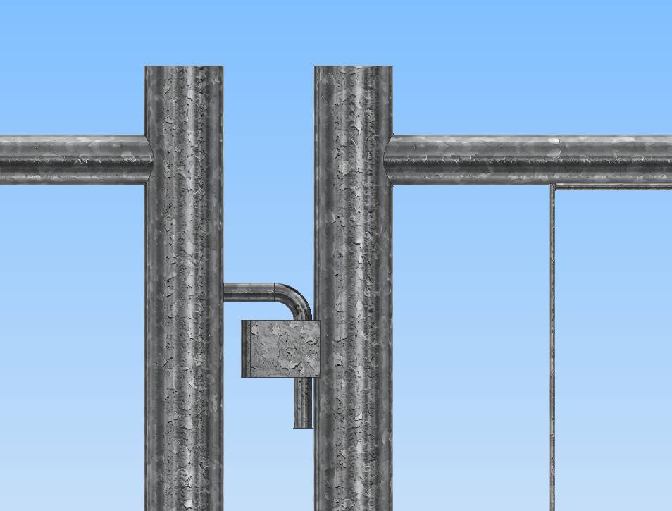 Eine Nahaufnahme eines Metalltors mit einem Riegel vor einem klaren blauen Himmel, das vertikale Stäbe und einen horizontalen oberen Querbalken zu Sicherheitszwecken zeigt.