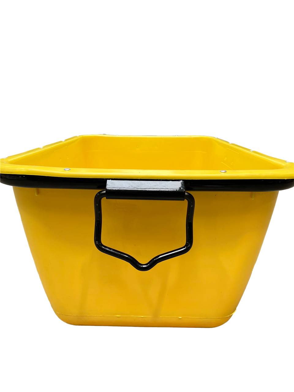 Ein hellgelber Plastik-Eimer mit einem schwarzen Griff, aufrecht gegen einen einfarbigen schwarzen Hintergrund gestellt.