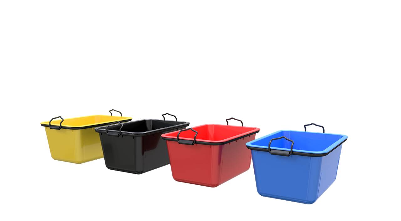 Vier Eimer in einer Reihe: gelb, schwarz, rot und blau, jeder mit einem Henkel, auf einer reflektierenden Oberfläche vor einem schwarzen Hintergrund.