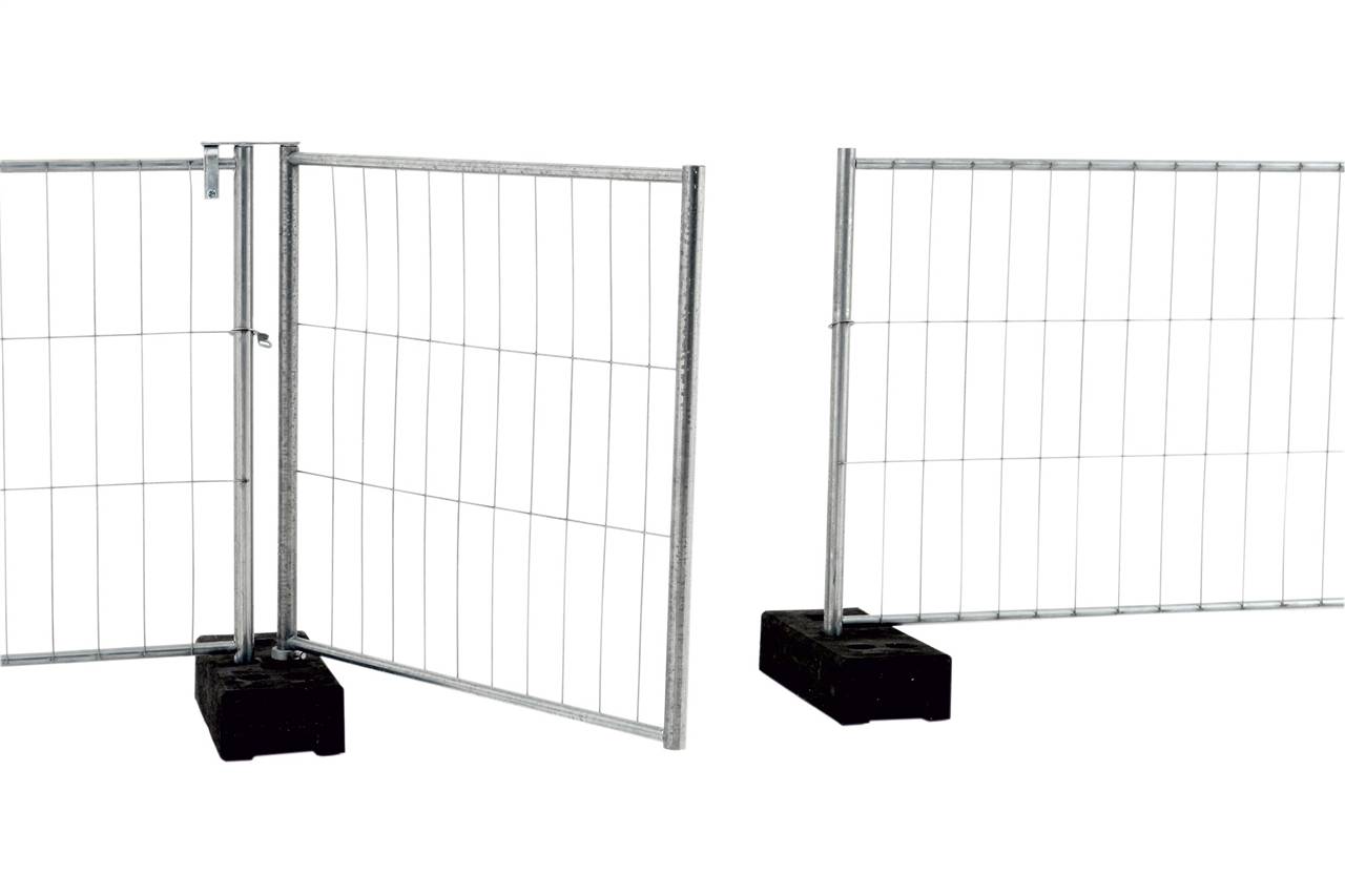 Zwei Metallabsperrungen mit vertikalen und horizontalen Stäben, jeweils an der Basis mit schwarzen Betonblöcken gesichert, vor einem weißen Hintergrund isoliert.