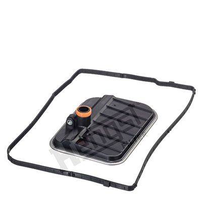 Ein schwarzer Automatikgetriebe-Filter mit orangefarbener Einlassröhre und Dichtung, der zur Aufrechterhaltung der Reinheit des Getriebeöls verwendet wird.
