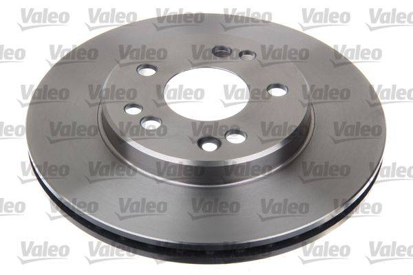 Logo-Muster von 'Valeo' auf einer Bremsscheibe aus Metall mit mehreren Löchern, das das Design eines Fahrzeugteils und die Markierung des Herstellers präsentiert.
