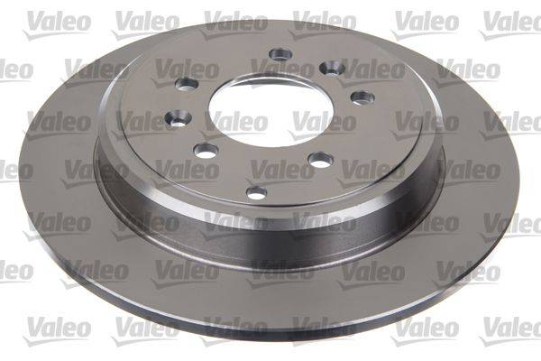 Eine silberne metallische Bremsscheibe mit mehreren Löchern, geprägt mit dem 'Valeo' Logo, aus einem Winkel betrachtet, der ihre kreisförmige Gestalt hervorhebt.