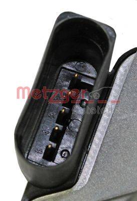 Detailaufnahme eines Anschlusses mit mehreren Pins, mit nummerierten Steckplätzen von 1 bis 5. Die Wörter 'Metzger' erscheinen im Hintergrund.