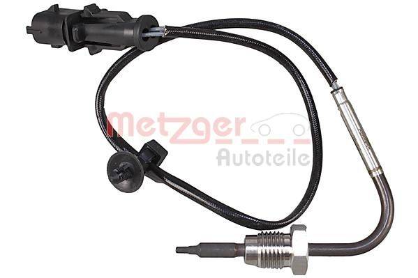 Ein Glühkerzenstecker mit einem Kunststoffstecker und einem Metallende, neben einer Glühkerze positioniert, verwendet in Dieselmotoren.