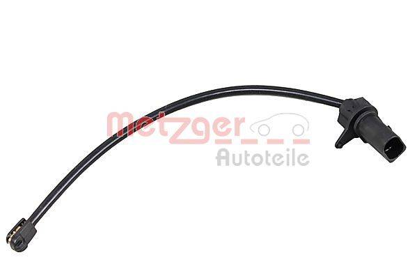 Ein gekrümmtes, schwarzes Automotive-Kabel mit einem Anschluss an einem Ende, präsentiert vor einem schlichten Hintergrund mit einem verblassten Logo, das 'Metzger Autoteile' liest.
