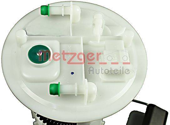 Metzger Autoteile' Kraftstoffpumpe Draufsicht mit Anschlüssen und Befestigungen.