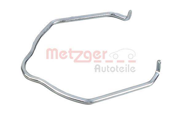 Eine Metallklemme mit gekrümmtem Design, die vor dem 'Metzger Autoteile' Logo gezeigt wird.