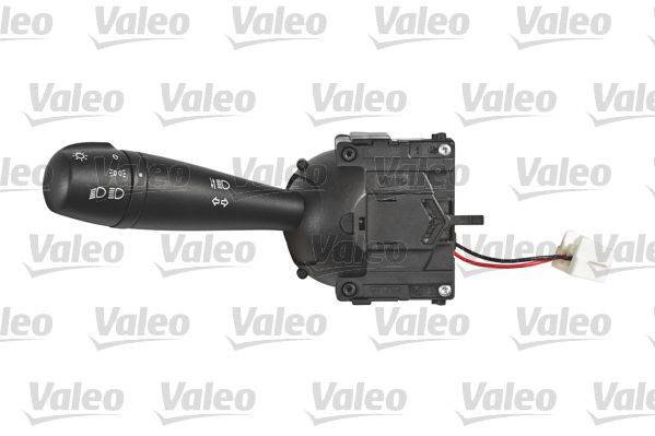 Ein schwarzer Autoblinkhebelschalter mit Scheibenwischerschalter und mehreren Kontrollsymbolen, der an eine elektronische Einheit mit Kabeln angeschlossen ist.