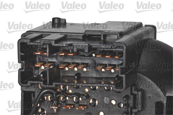 Nahaufnahme eines schwarzen elektrischen Steckverbinders mit mehreren Metallstiften, bei der feine Details und Verdrahtung deutlich zu sehen sind. Der Hintergrund zeigt ein 'Valeo'-Muster.