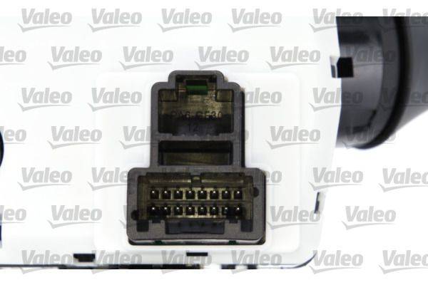 Nahaufnahme eines elektronischen Steckverbinders auf weißem Hintergrund. Der sichtbare Teil zeigt mehrere Stifte in einem rechteckigen, schwarzen Gehäuse.