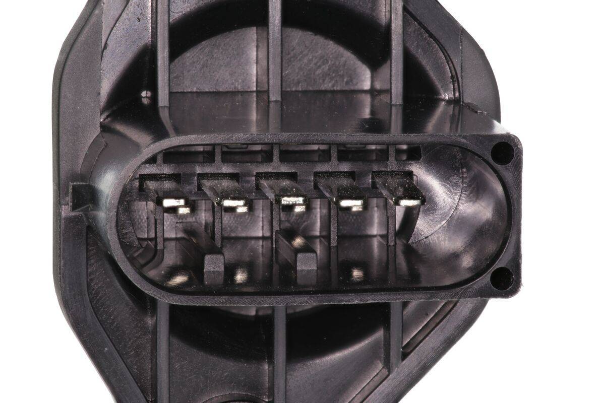 Nahaufnahme eines Fünf-Pin-Elektrosteckers, von vorne betrachtet, mit sichtbaren Metallkontakten in einem schwarzen Kunststoffgehäuse.