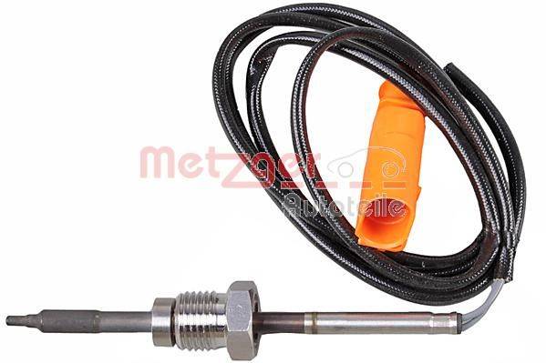 Ein Autosensor aus Metall mit einem Gewindeanschluss, der an ein gewundenes schwarzes Kabel angeschlossen ist. Das Kabel ist mit einer orangefarbenen Klemme gebündelt.