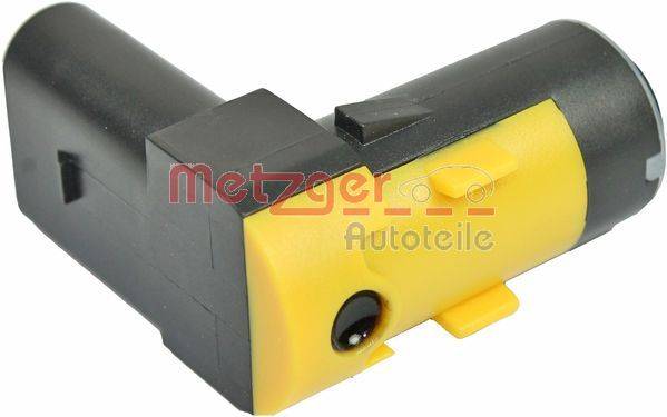 Ein schwarz-gelbes Fahrzeugsensorkomponente von Metzger Autoteile, die einen zylindrischen Stecker und einen elektrischen Kontaktstift an einer Ecke zeigt.