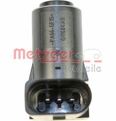 Detailaufnahme eines schwarzen elektrischen Anschlusses mit der Beschriftung 'PA66-GF15 61186A0.' Die Marke 'Metzger Autoteile' ist sichtbar.