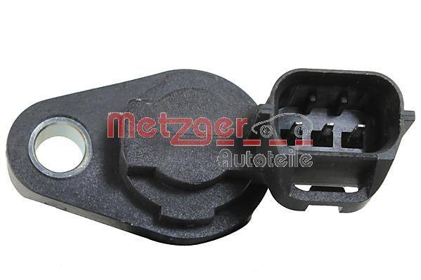 Ein schwarzer Autosensor mit Befestigungsloch, versehen mit dem Logo 