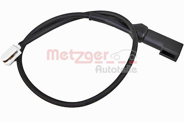 Ein flexibles, spiralförmiges schwarzes Kabel mit einem Anschluss an einem Ende. Der Hintergrund zeigt die Worte 'Metzger Autoteile' in roter Schrift.