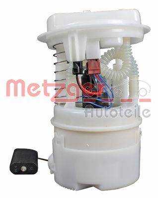 Metzger Autoteile' Kraftstoffpumpeneinheit mit Kabelbaum und Anschlüssen, vertikal dargestellt mit einem weißen zylindrischen Design vor einem einfarbigen Hintergrund.