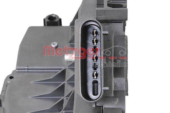 Nahaufnahme des Anschlusses einer Motorsteuereinheit mit mehreren Pins für die elektronische Kommunikation und Verbindungen.