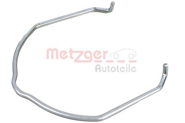 Eine silberne, gebogene Metallstange mit einem Haken an einem Ende, möglicherweise ein Werkzeug oder ein Teil von 'Metzger Autoteile', dessen Firmenlogo im Hintergrund sichtbar ist.