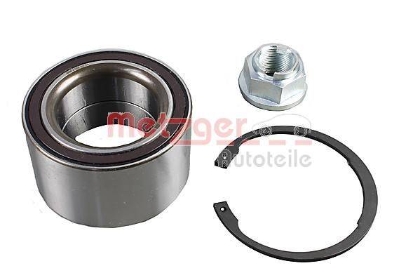 Ein Radlagerungssatz bestehend aus einem Metalllager, einer Mutter und einem Sicherungsring, nebeneinander auf einem weißen Hintergrund positioniert.