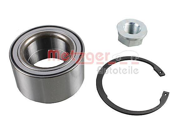 Ein Radlager-Set mit Mutter, Ring und Lagerkomponente für Fahrzeugwartung oder -reparatur.