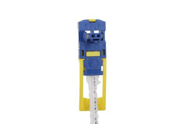 Blau-gelber Glasfaserkabelstecker mit einer Schutzummantelung, verwendet für Netzwerk- oder Telekommunikationsverbindungen.