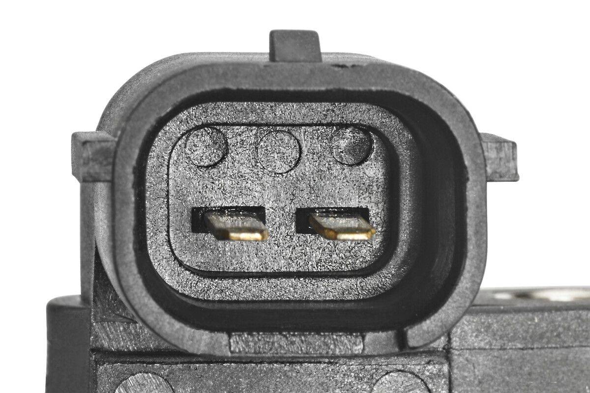 Ein Nahaufnahmebild eines schwarzen Zwei-Pin-Elektrosteckers, der seine ovale Form und metallischen Pins zeigt, der für Kabelverbindungen konzipiert ist.